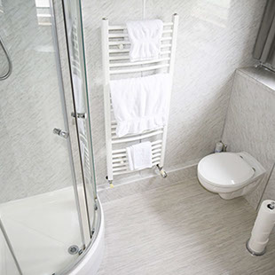 En Suite bathroom accommodation at Springfield Guest House